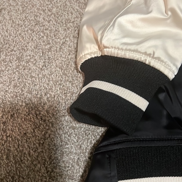 Black jacket with white sleeves light weighted and warm - Picture 5 of 6